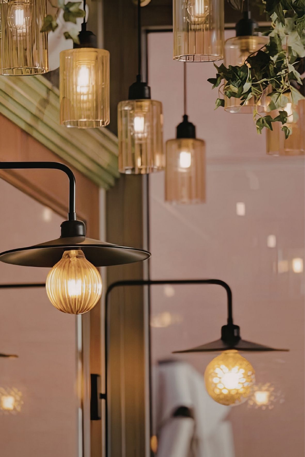 Ensemble de luminaires décoratifs suspendus dans un espace intérieur stylisé  à Charlesbourg