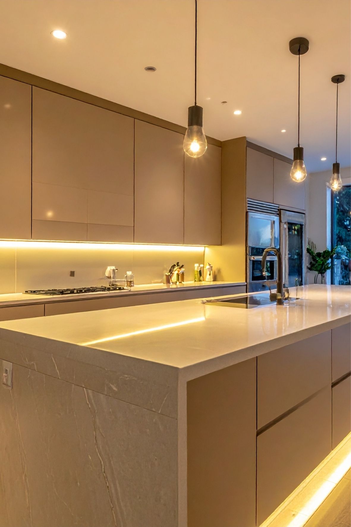 Cuisine moderne avec luminaires suspendus et éclairage intégré dans un espace résidentiel  à Québec